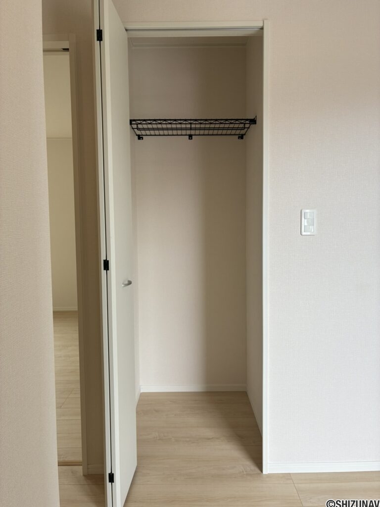 玄関ホールにある収納です。