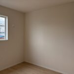 東側6.1帖洋室です。
