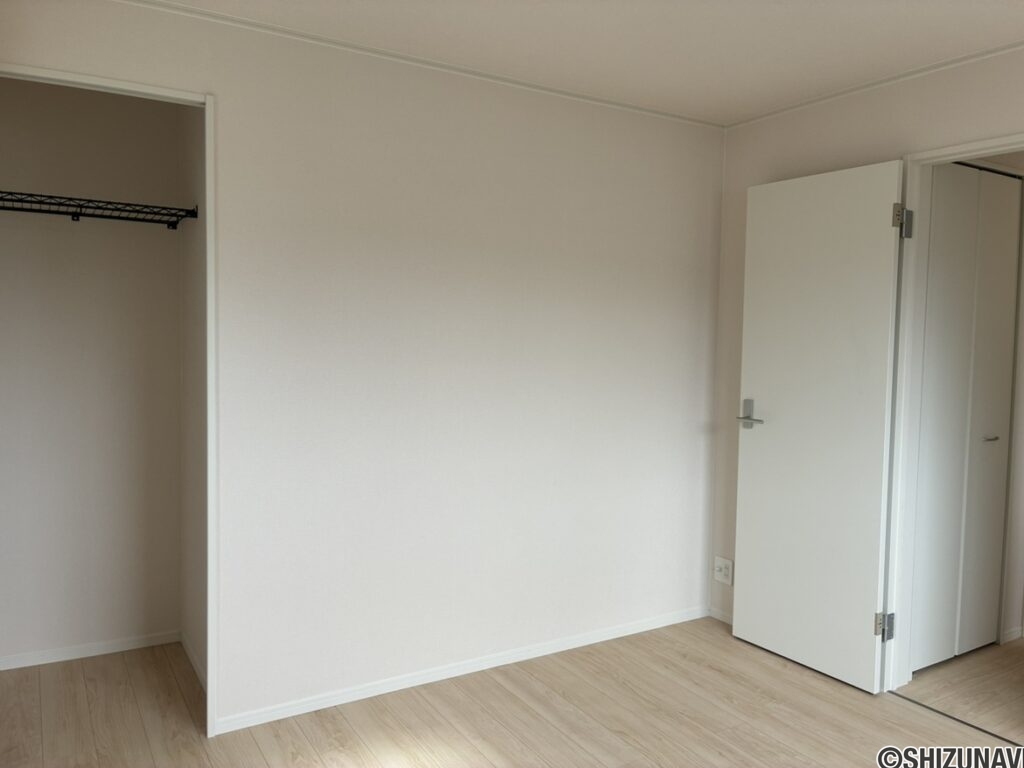 東側6.1帖洋室です。