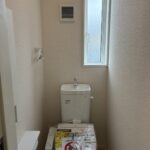 2階トイレです。左手前に壁埋め込み収納がございます。