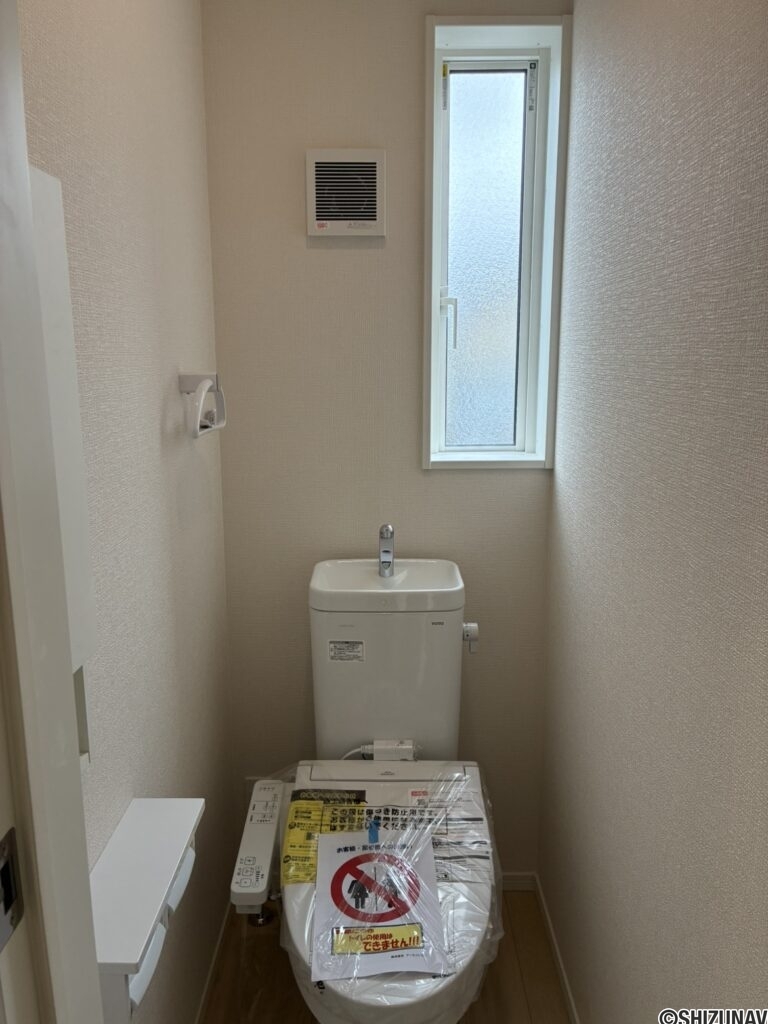2階トイレです。左手前に壁埋め込み収納がございます。