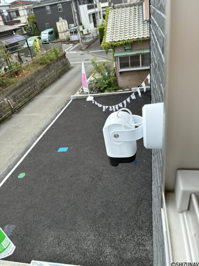 2階東側の窓から、防犯カメラの向きを調整可能です。
