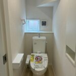 1階トイレです。右手前に壁埋め込み収納がございます。