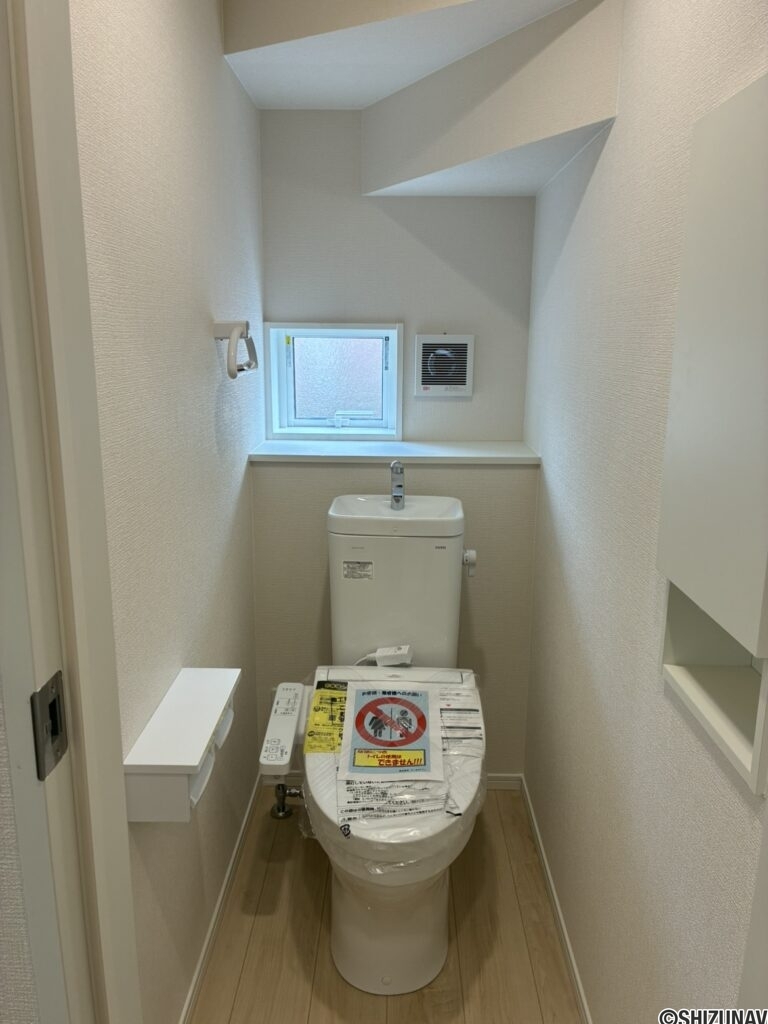 1階トイレです。右手前に壁埋め込み収納がございます。