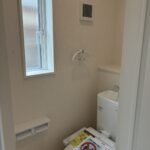 2階トイレです。左手前に壁埋め込み収納がございます。