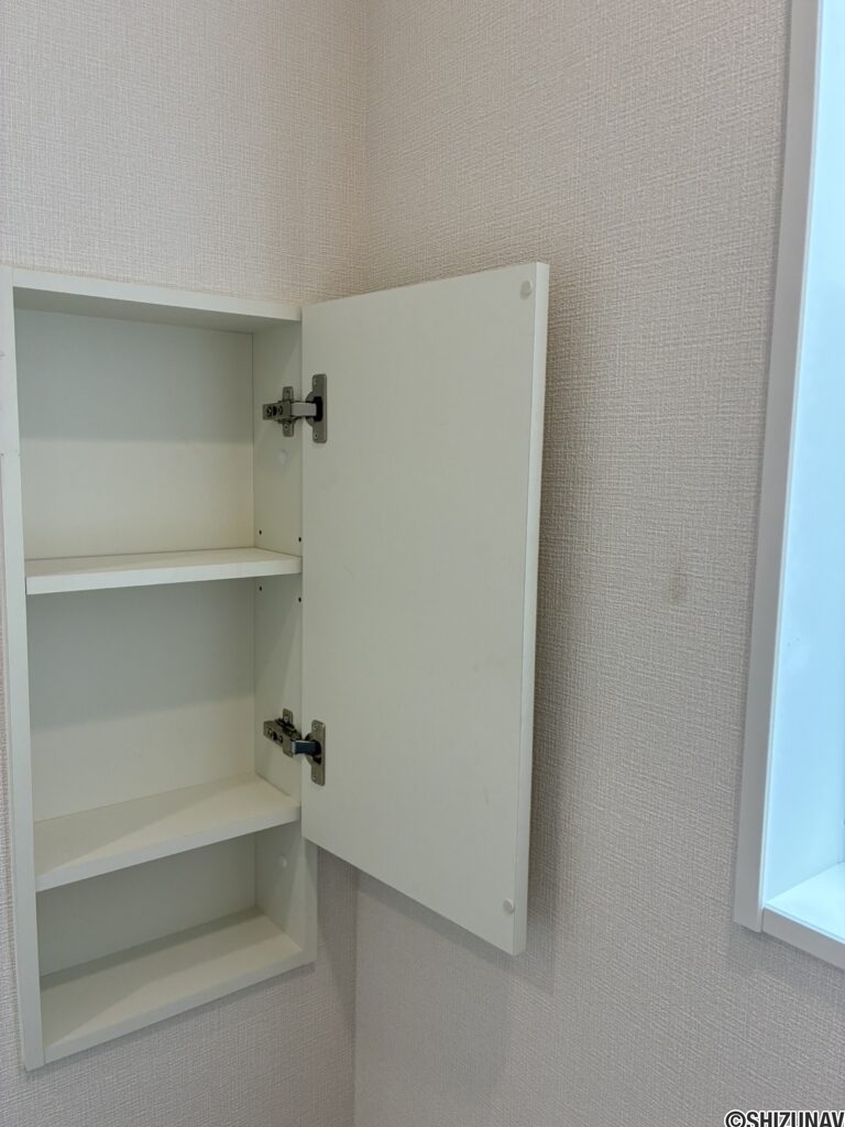 壁埋め込み収納です。