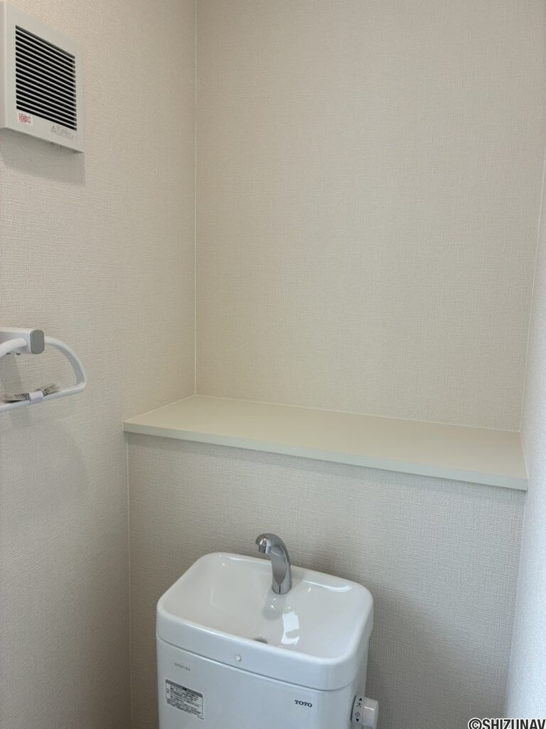 奥に物が置けるスペースがございます。