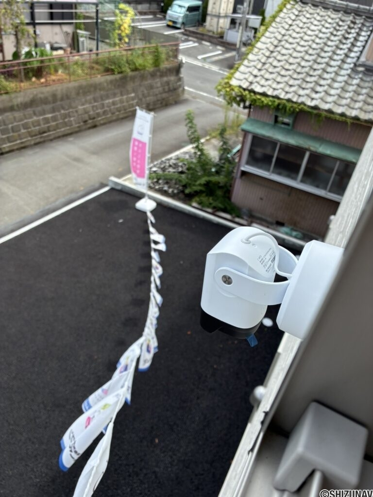 7帖主寝室の窓から、防犯カメラの向きを調整可能です。