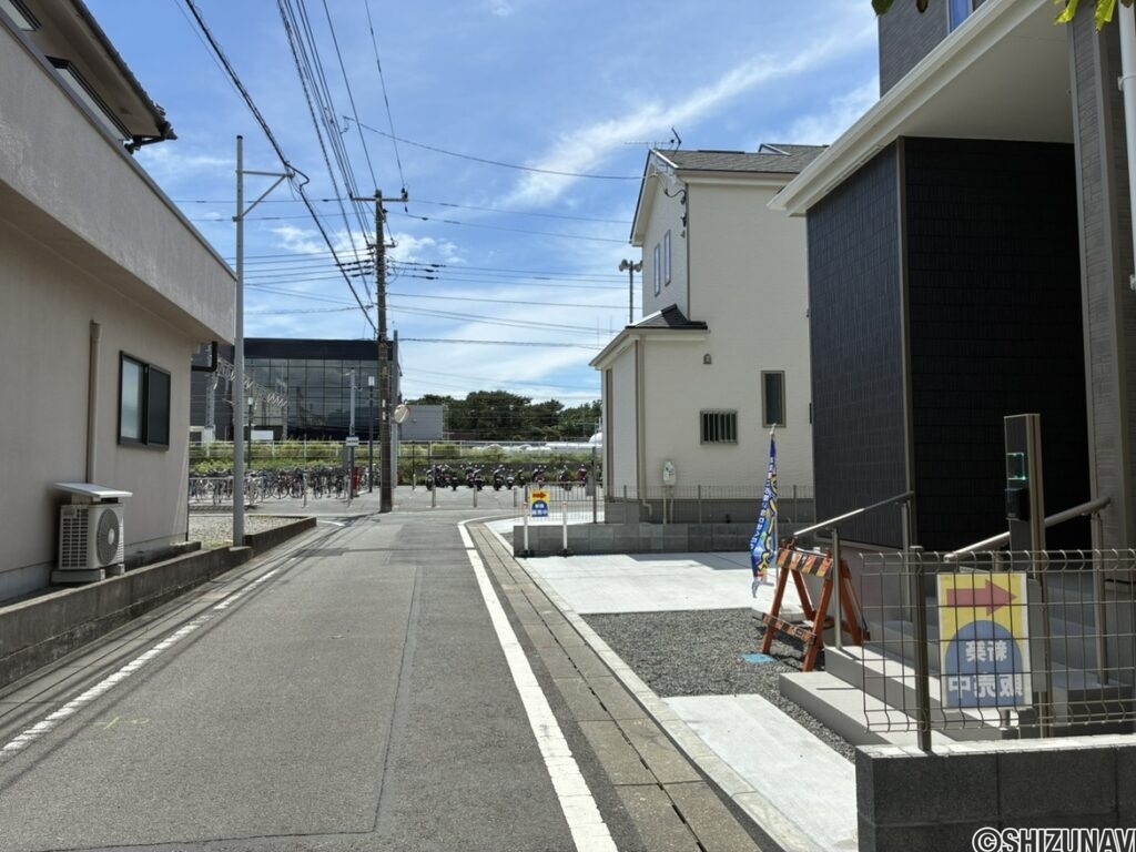 南側には原駅の駐輪場がございます。