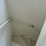 ２階の階段前です。