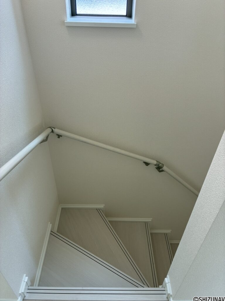２階の階段前です。