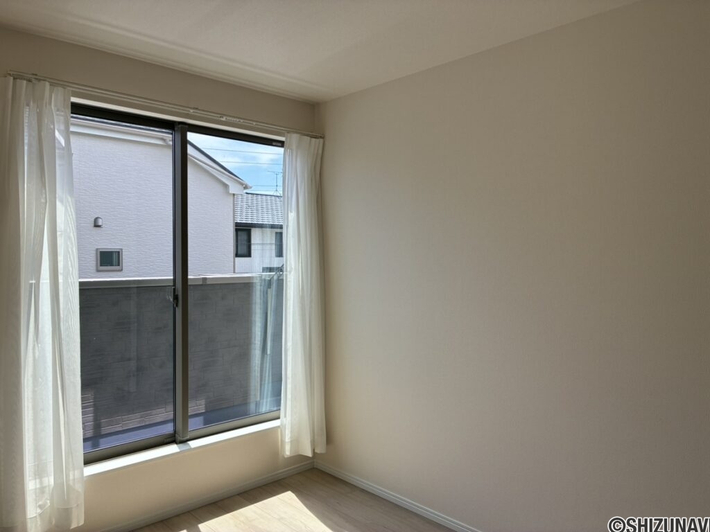 真ん中の洋室（5.25帖）です。バルコニーに面しています。
