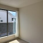 真ん中の洋室（5.25帖）です。バルコニーに面しています。