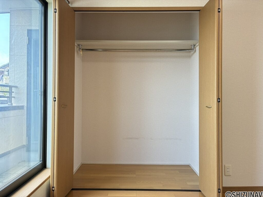 洋室（2階中部屋）収納