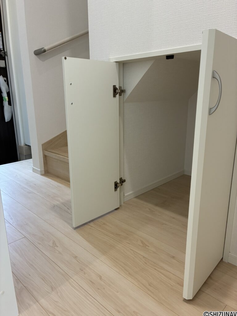 階段横に、収納がございます。