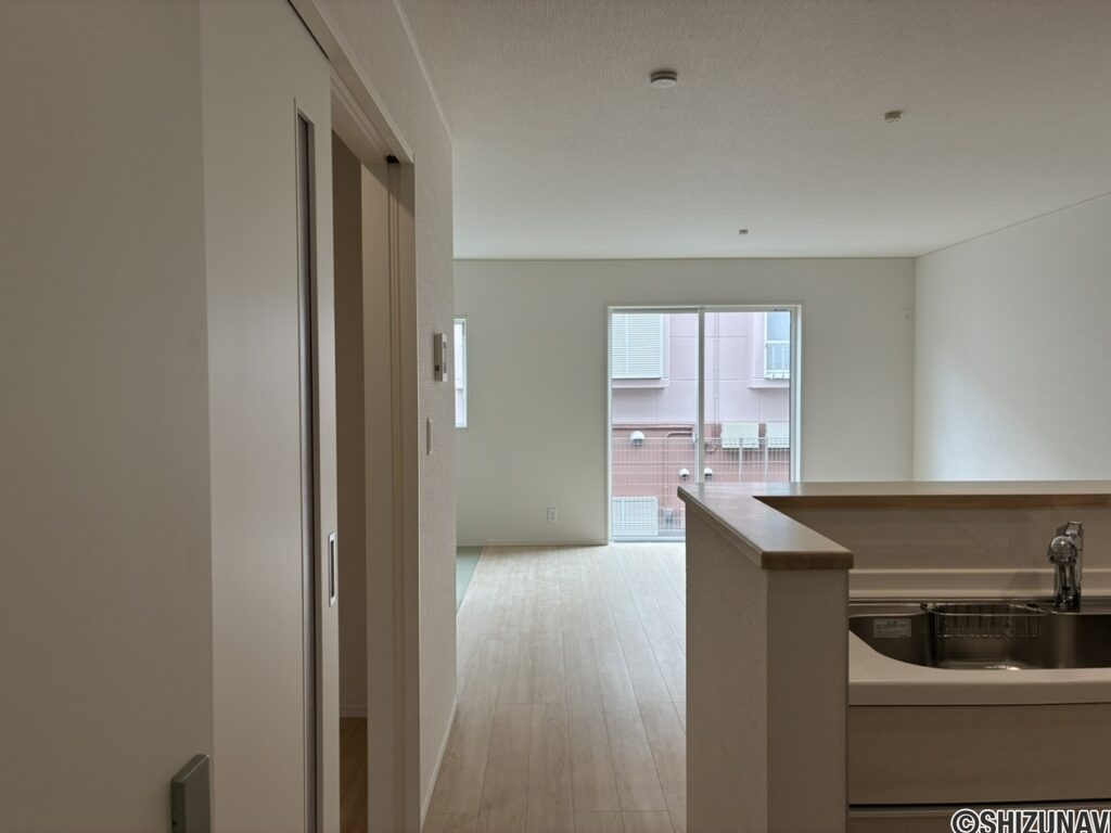 キッチン横から見たLDKです。
