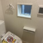 １階トイレです。左手前に壁埋め込み収納がございます。