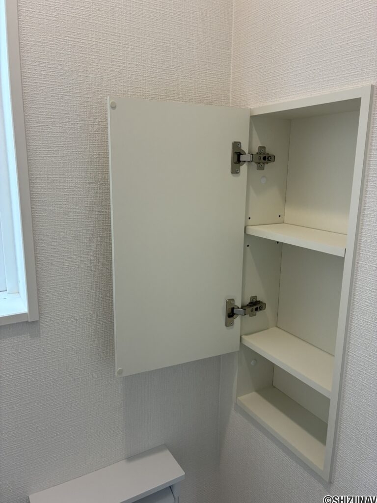 壁埋め込み収納です。