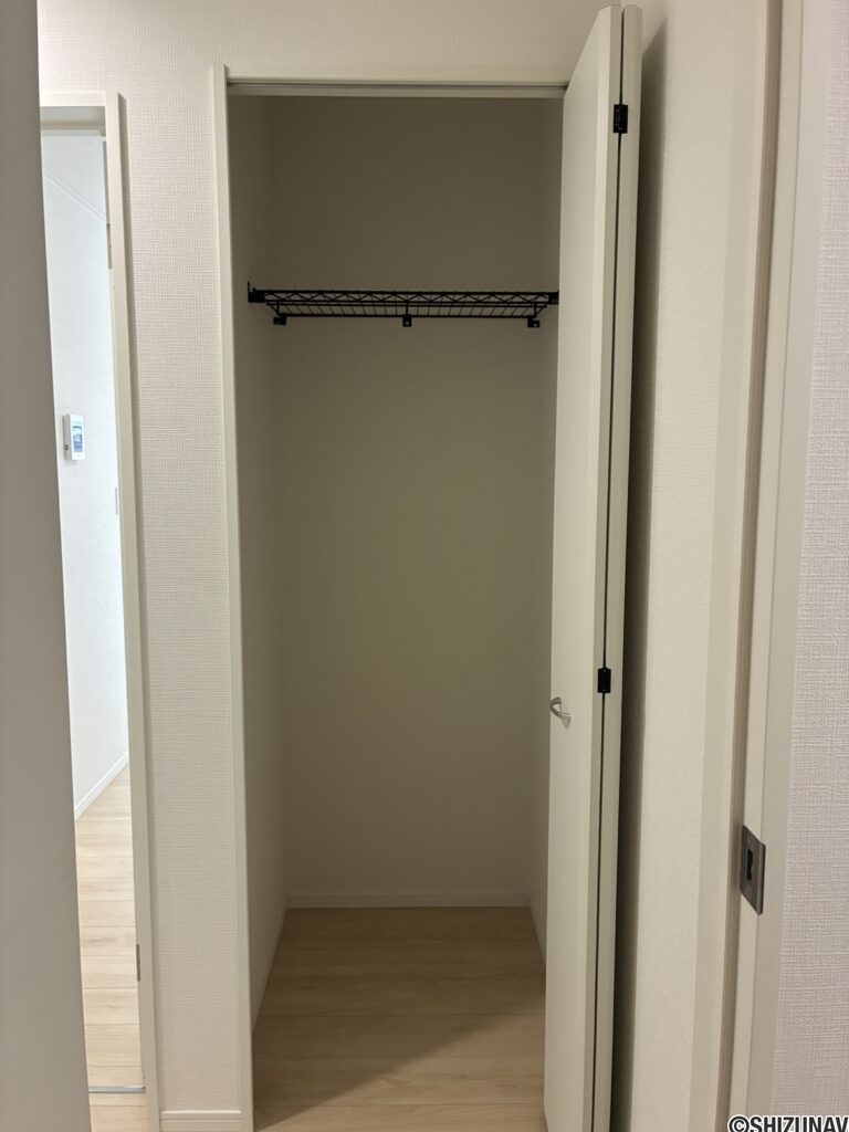 廊下に収納がございます。