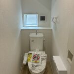 １階トイレです。右手前に壁埋め込み収納がございます。