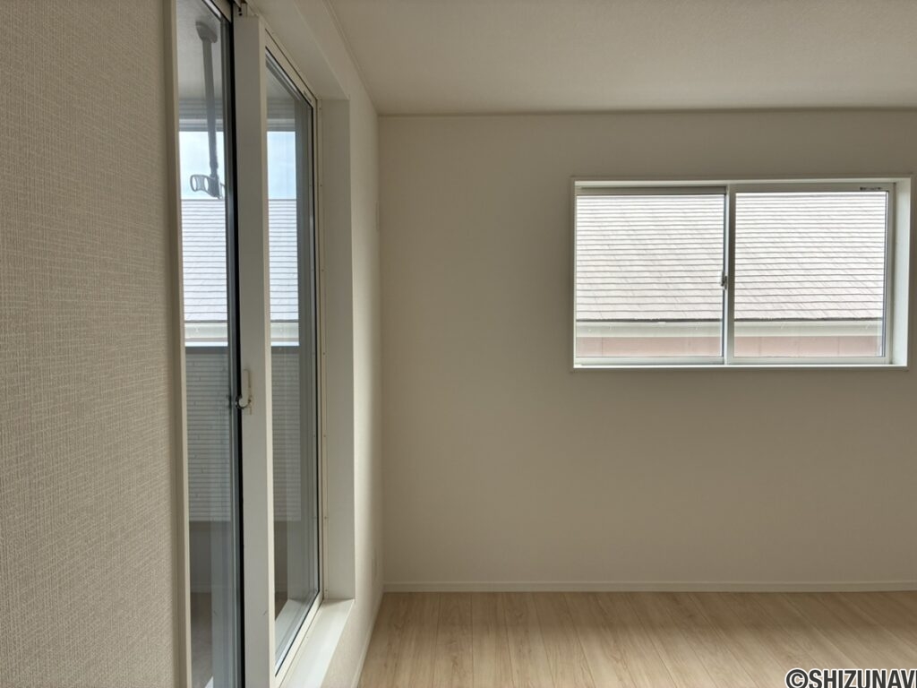 南側7.5帖寝室です。バルコニーに面しています。