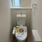 ２階トイレです。右手前に壁埋め込み収納がございます。