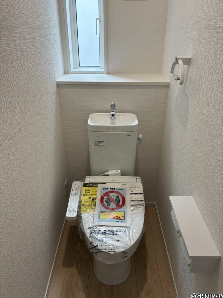２階トイレです。右手前に壁埋め込み収納がございます。