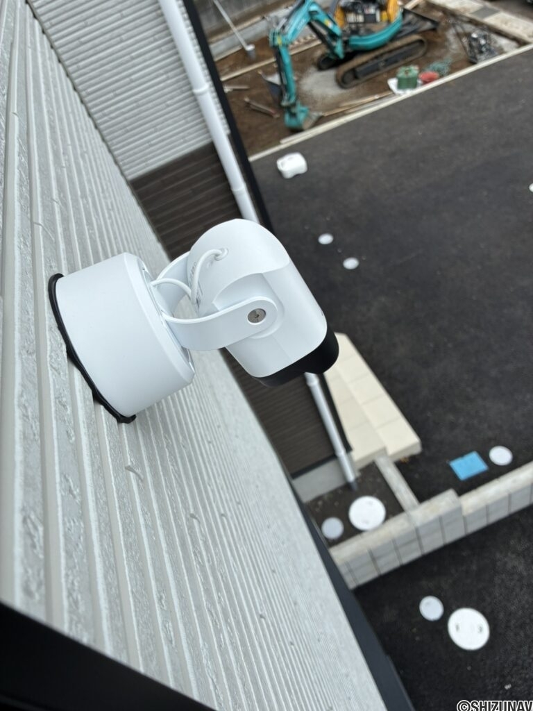 監視カメラです。西側５帖洋室から、手動で向きを調整可能です。