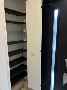 シューズクロークです。可動棚のため、段の高さを調整可能です！