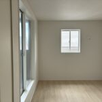 南側7.2帖寝室です。バルコニーに面しています。