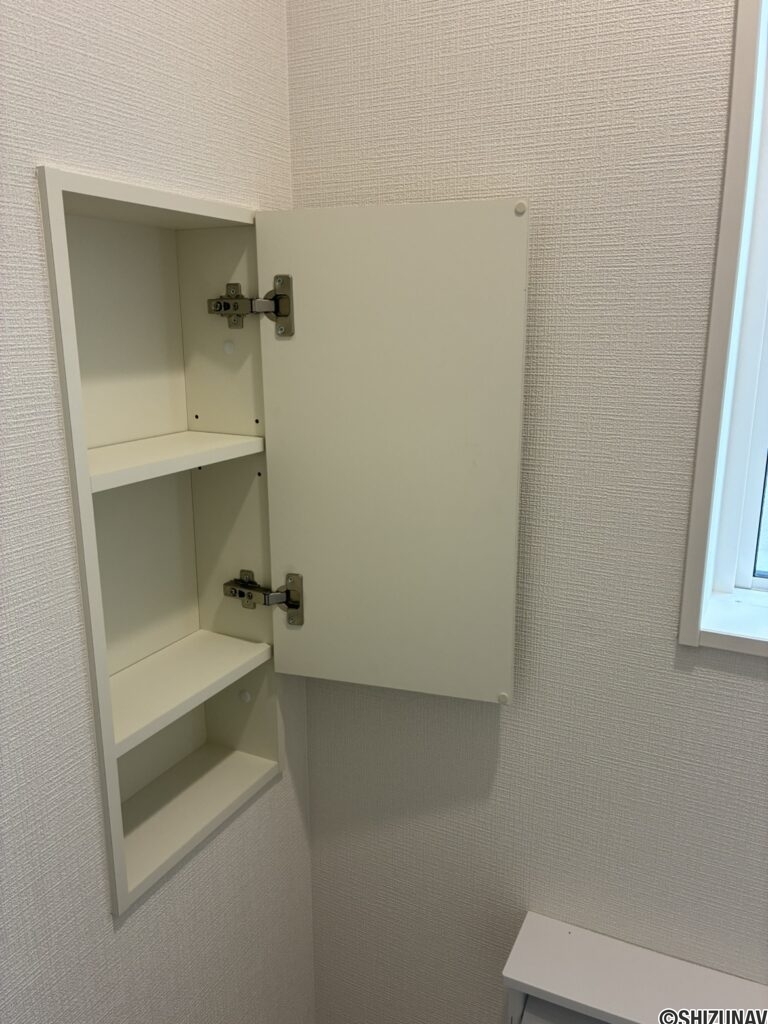 壁埋め込み収納です。