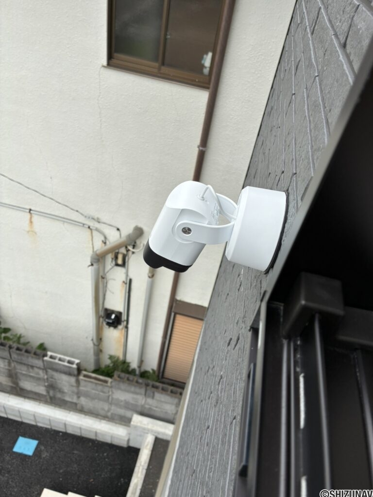 監視カメラです。６帖洋室から、手動で向きを調整可能です。