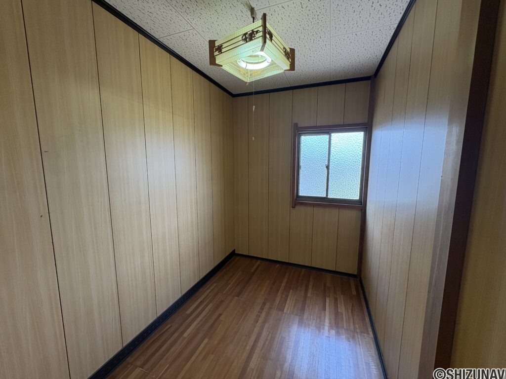 2階北西の納戸です。