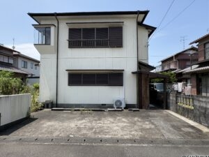駐車場は約3台駐車可能です。