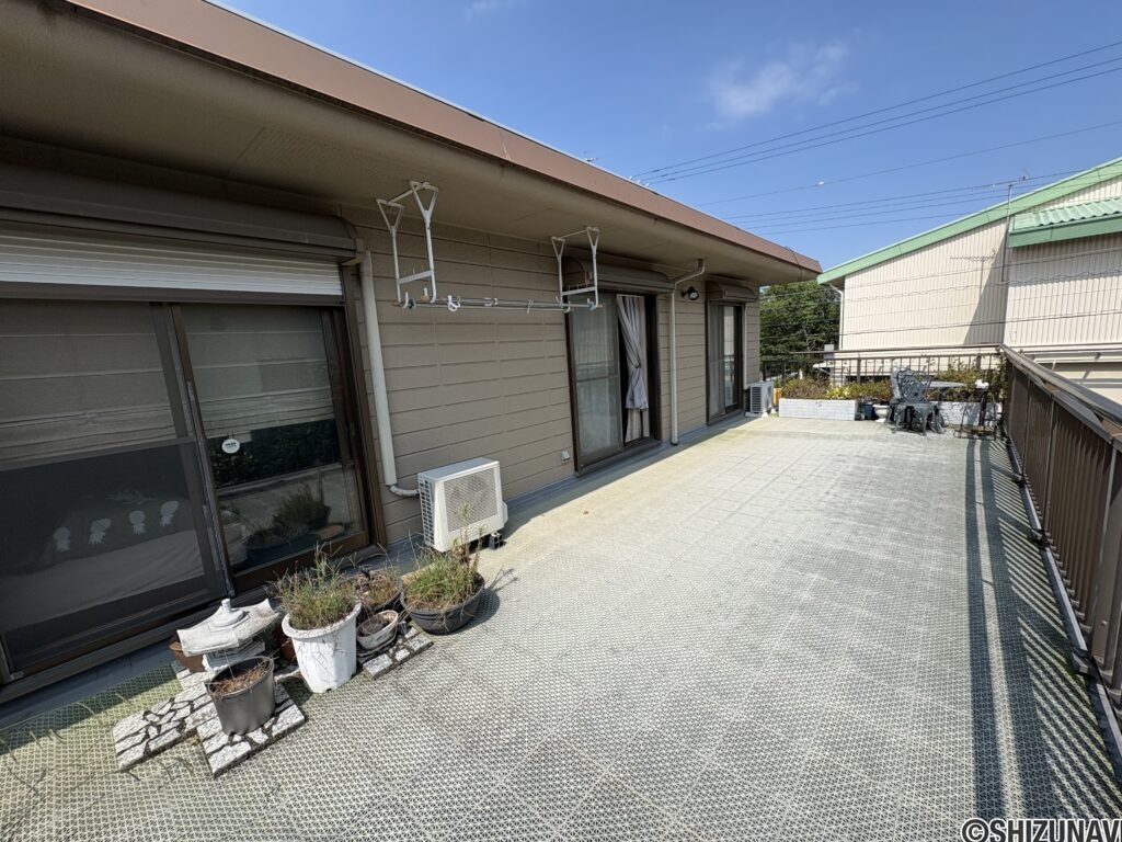 バルコニーです。非常に広々としており、様々な用途でお使いいただけます。