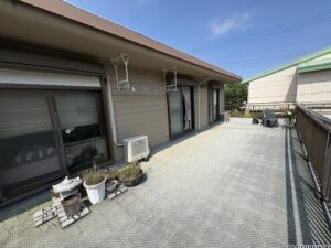 バルコニーです。非常に広々としており、様々な用途でお使いいただけます。
