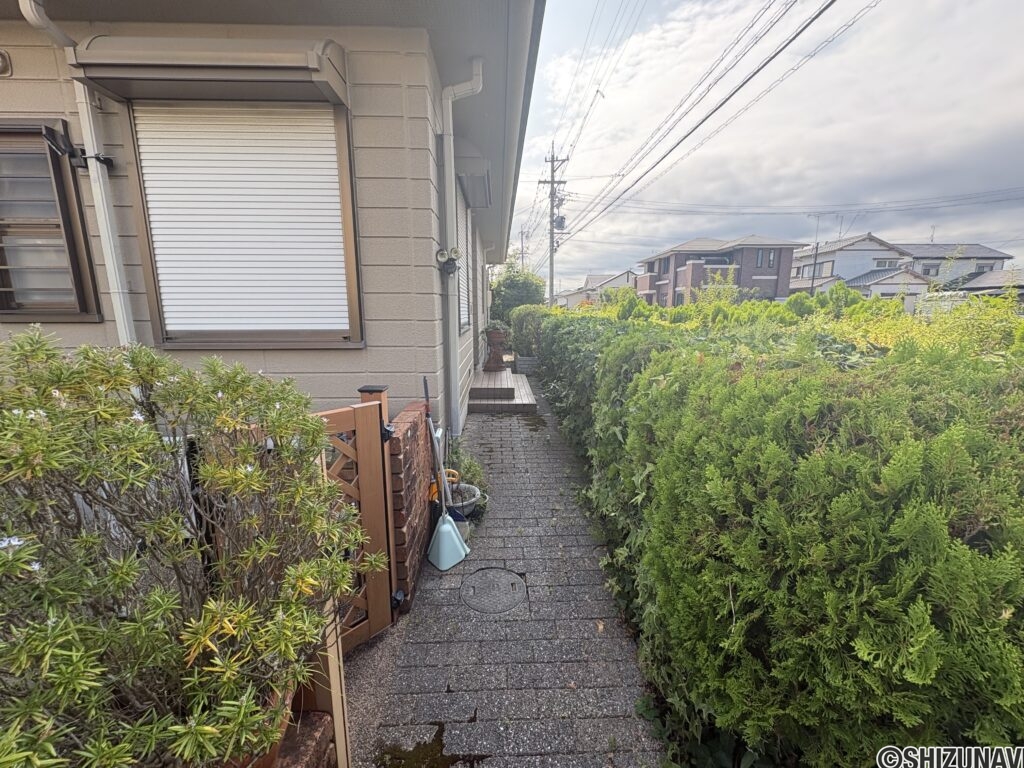 玄関までの通路です。垣根が整備されています。