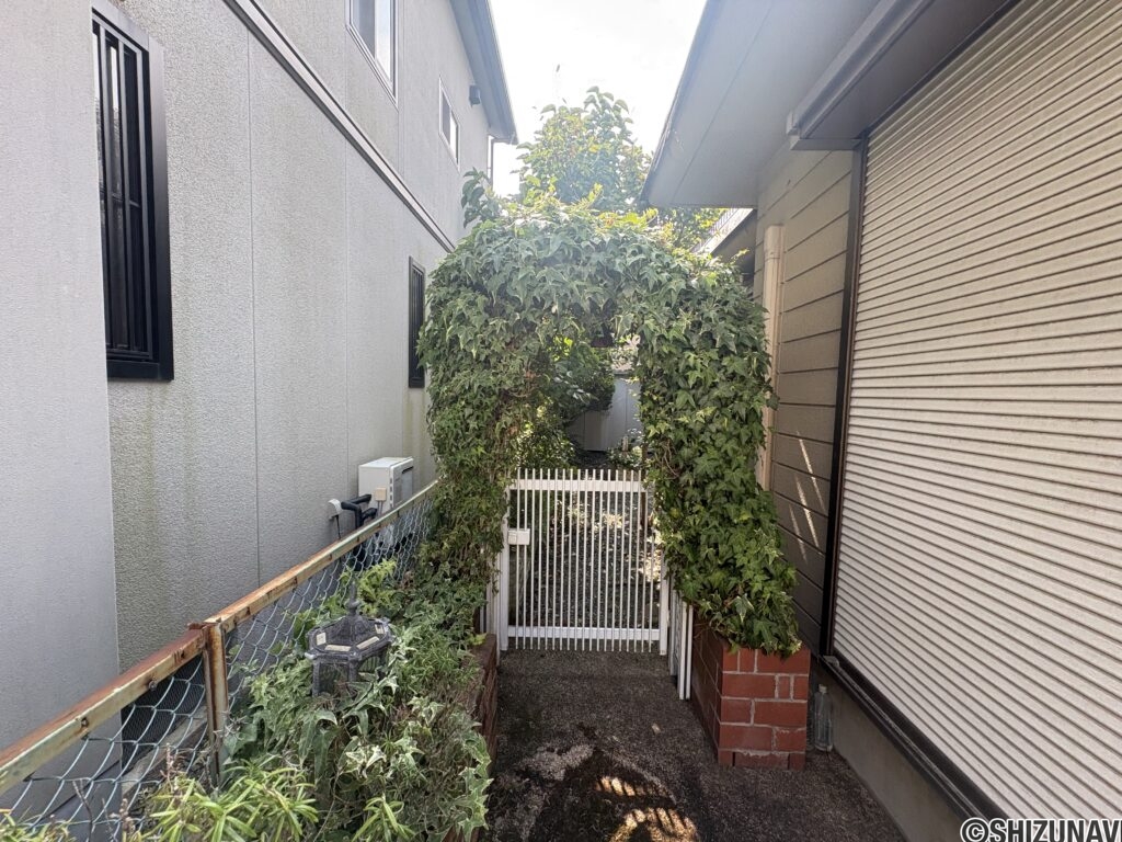 南庭に通じる通路です。アーチ状に植栽がされています。