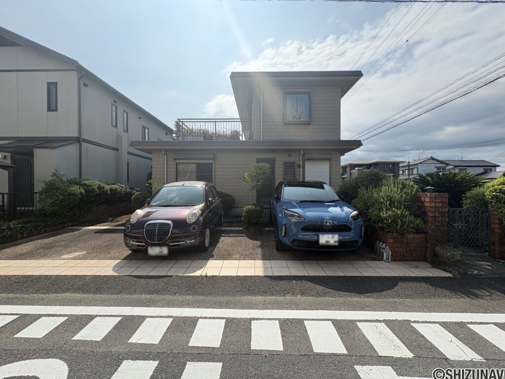 駐車場は3台分ございます。
