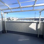 バルコニーです。後付け屋根があるので急な雨でも安心です。