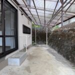 LDKに隣接した東側の屋根付き多目的スペース