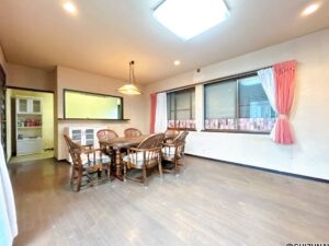 【リフォーム前/LDK】LDKはフロアタイル上張り、クロス張替、照明交換を行います。約16帖のゆったりとしたLDKで家族団らんを楽しんでいただけます。