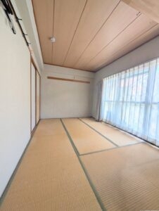 陽光が差し込む、明るく心地よい和室です。