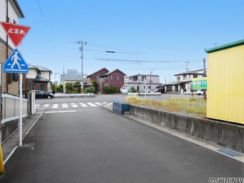 前面道路（東から西）