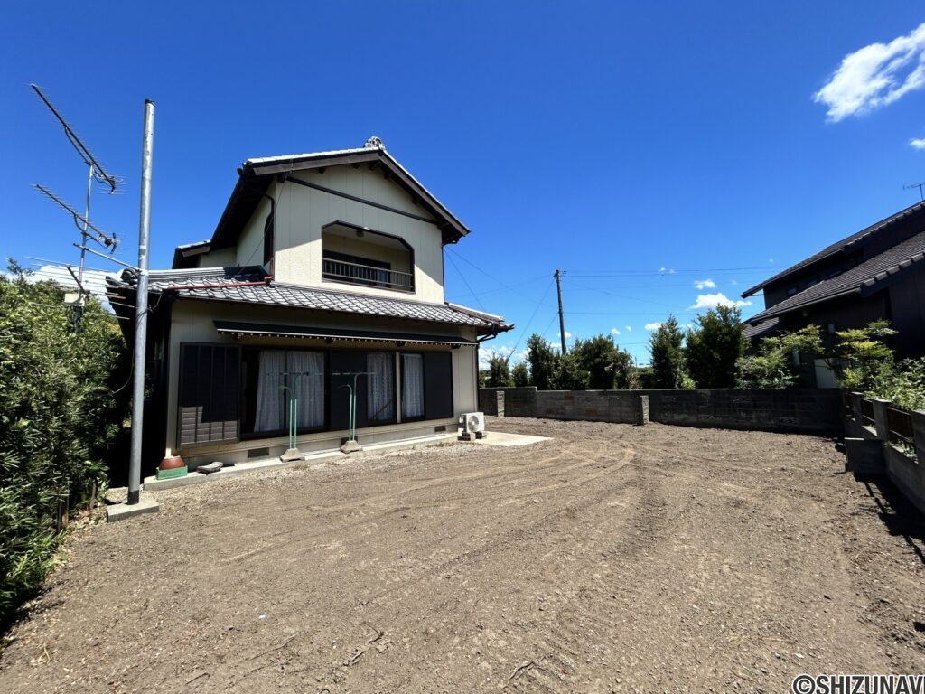 【駐車スペース/お庭】122坪のゆとりある敷地です。