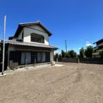 【駐車スペース/お庭】122坪のゆとりある敷地です。