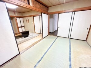 【リフォーム前/1階和室6帖】二間続きの和室があるゆとりの間取り。お子様の遊び場や客間としても使い勝手良好です。