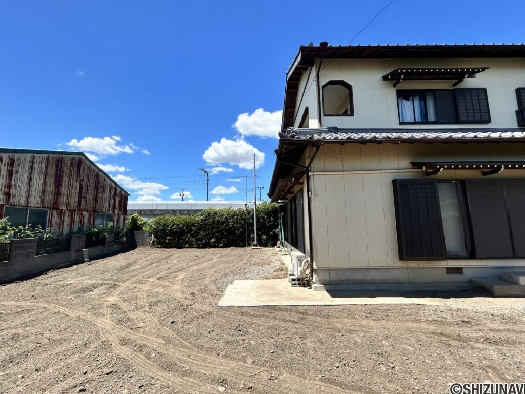 【駐車スペース/お庭】122坪のゆとりある敷地です。