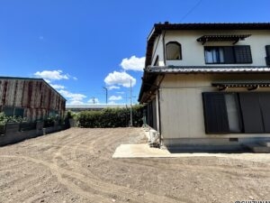 【駐車スペース/お庭】122坪のゆとりある敷地です。