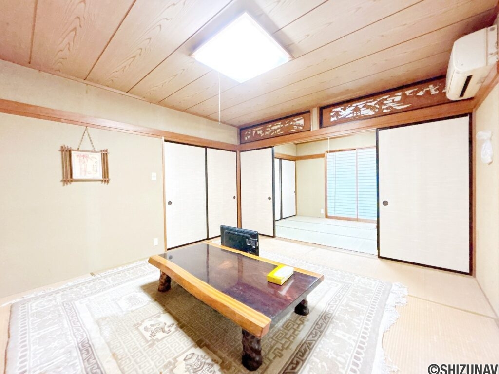 【リフォーム前/1階和室8帖別角度】畳の表替え、ふすまの張替、照明交換を行います。続き間の和室は襖を開放すると広々とした空間に。ご家族の団らんや来客対応など、多目的に活用できます。